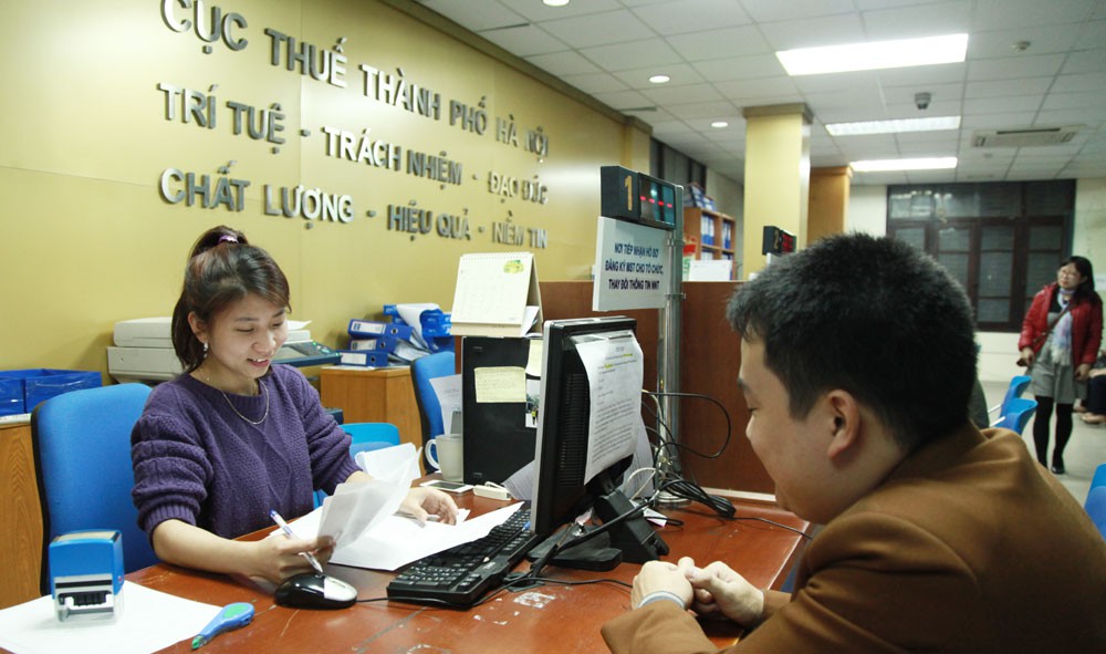 Doanh nghiệp làm thủ tục về thuế tại Cục Thuế TP Hà Nội
