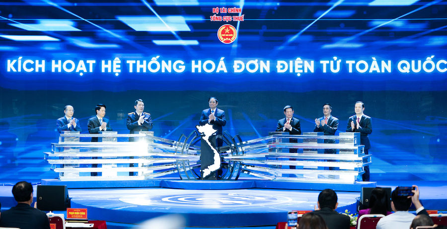Thủ tướng Chính phủ Phạm Minh Chính cùng lãnh đạo Bộ Tài chính, Tổng cục thuế nhấn nút kích hoạt hệ thống Hóa đơn điện tử trên toàn quốc tại sự kiện